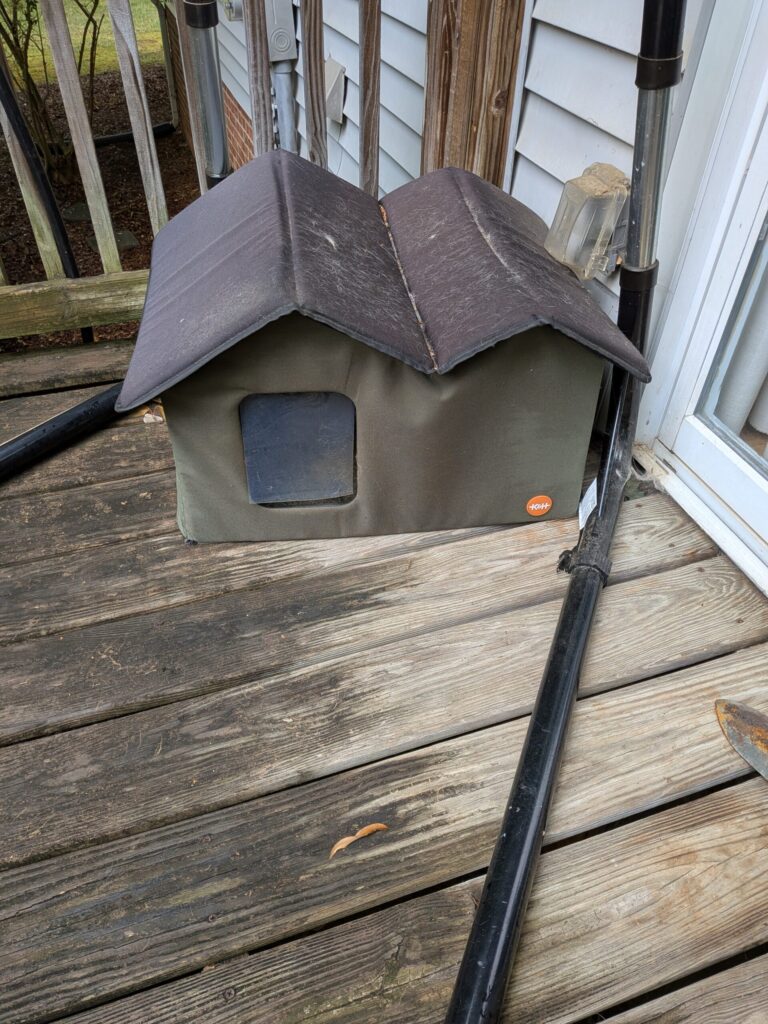 Outdoor heated cat house shelter